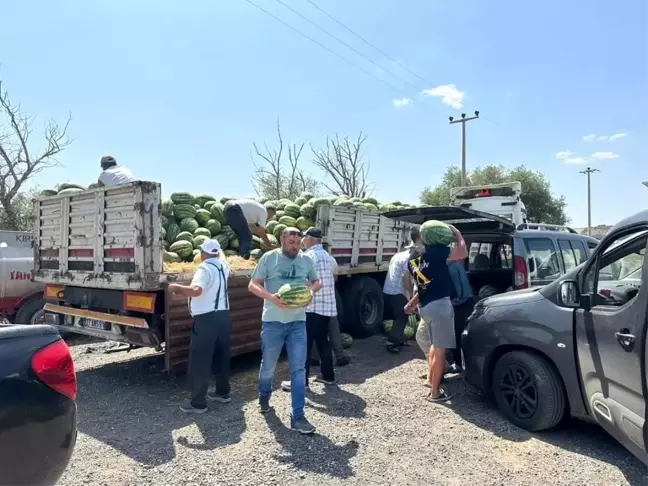 Lüleburgaz'da Hayırseverlerden 25 Ton Karpuz Dağıtıldı