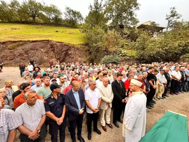 Trabzon'da akrabaları tarafından bıçaklanarak öldürülen Kasım Altuntaş toprağa verildi