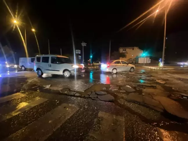 Kahramanmaraş'ta Sağanak Yağış Yolları Felç Etti