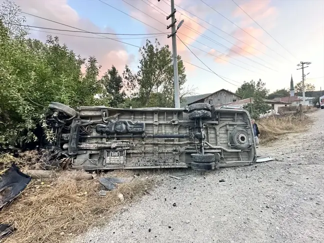 Bolu'da minibüs ile traktörün çarpışması sonucu 1'i ağır, 15 kişi yaralandı