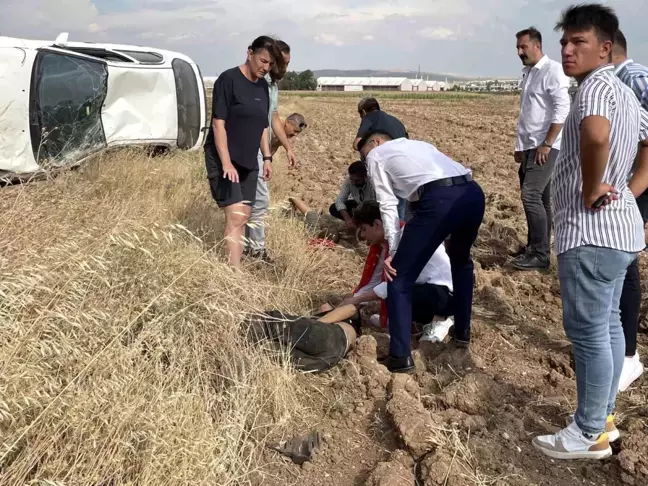 Eskişehir'de Otomobil Şarampole Yuvarlandı, 2 Kişi Yaralandı