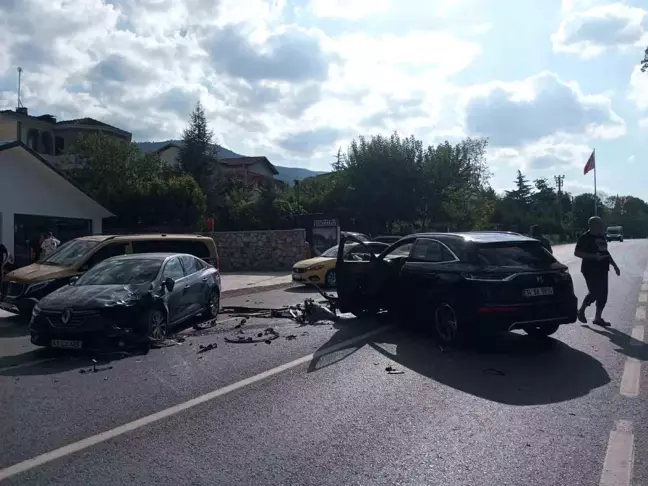 Sapanca'da zincirleme kaza: 3 kişi yaralandı