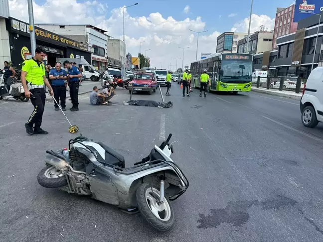 Adana'da tır ile çarpışan motosikletteki kadın hayatını kaybetti