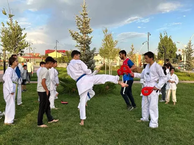 Ağrı Gençlik ve Spor İl Müdürlüğü, gençlerin sosyal medya bağımlılığından uzaklaşmasını sağlamak için etkinlik düzenledi