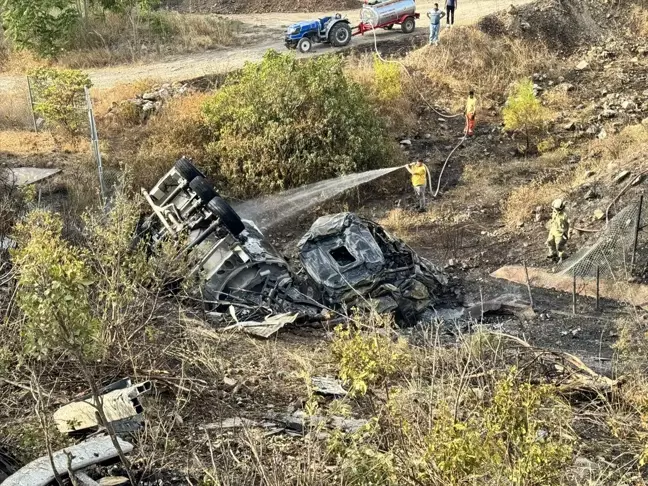 Bursa'da Şarampole Devrilen ve Alev Alan Tır Kullanılamaz Hale Geldi