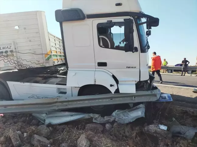 Mardin'de tır kaza yaptı, sürücü yaralandı