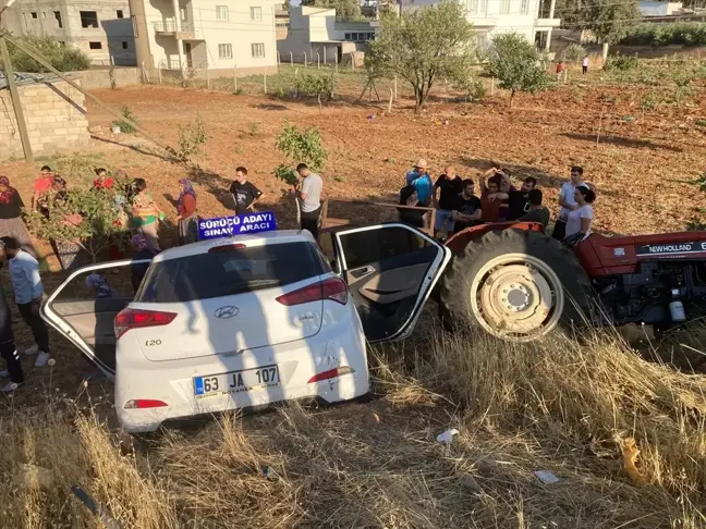 Halfeti'de otomobil ile traktör çarpışması: 4 yaralı