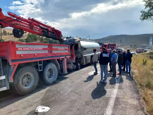 Çankırı'da devrilen akaryakıt tankerinin kaldırılmasıyla kara yolu ulaşıma açıldı