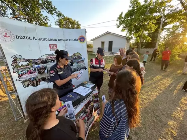 Düzce'de Jandarma Ekipleri Mevsimlik Tarım İşçilerine KADES Uygulamasını Anlattı