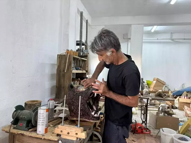 Yusufeli Barajı ve HES'in sular altında bıraktığı yerleşim yerini ahşap maketlerle yaşatıyor