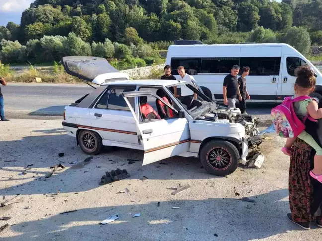 Zonguldak'ın Alaplı ilçesinde trafik kazası: 2 yaralı