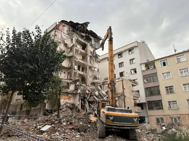 Bahçelievler'de Yıkımı Yapılan Binadan Kopan Moloz Parçaları Apartmana Zarar Verdi