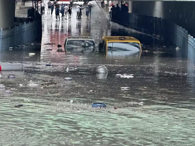 İstanbul'da Sağanak Yağış Trafiği Olumsuz Etkiledi