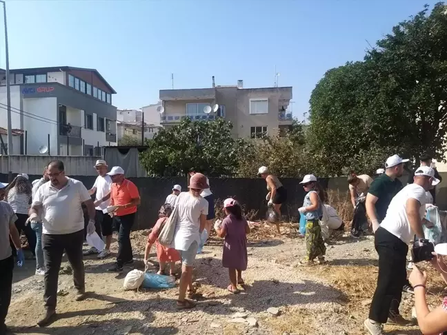 İzmir'de Çevre Muhafızları Sokak Temizliği Yaptı