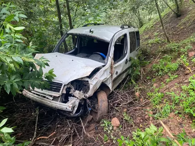 Giresun'da Hafif Ticari Araç Şarampole Devrildi: 1 Ölü, 1 Yaralı