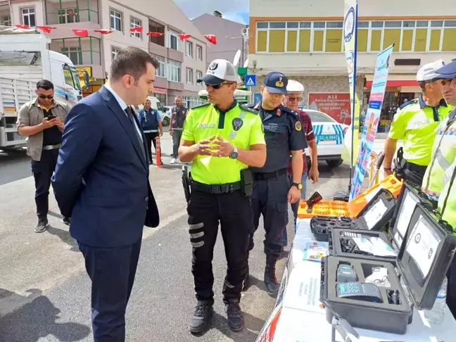 Edirne'de polis ve jandarma trafik bilgilendirme çalışması yaptı