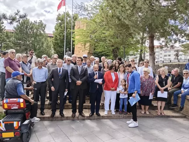 CHP Sivas İl Başkanı Abdulvahapgazi Doğan, 30 Ağustos Zafer Bayramı'nda Atatürk Anıtı'na çelenk sundu