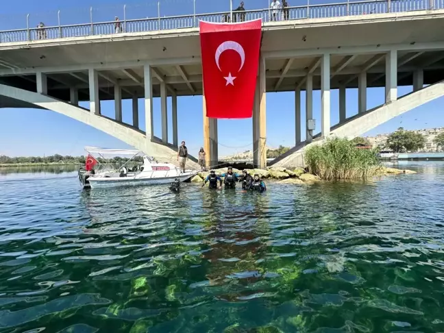 Şanlıurfa'da Dalgıçlar 30 Ağustos Zafer Bayramı'nı Fırat Nehri'nde Kutladı