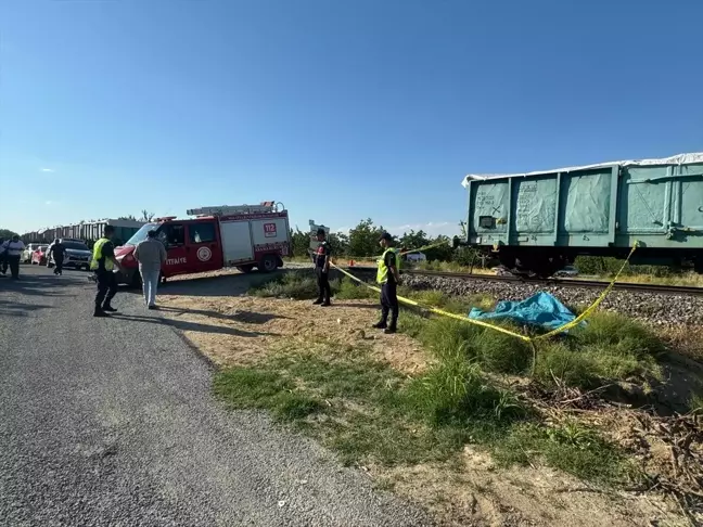 Malatya'da yük treni tarım aracına çarptı: Anne ve 2 çocuk hayatını kaybetti