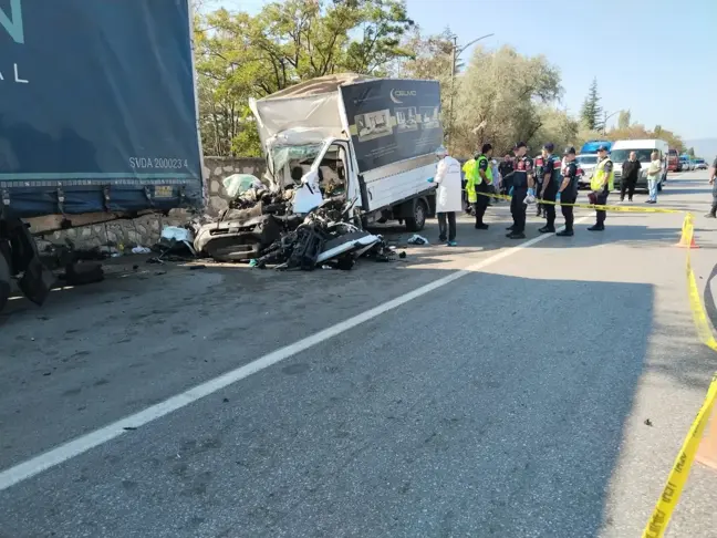 Çorum'da Mobilya Yüklü Kamyonet TIR'a Çarptı: 3 Ölü