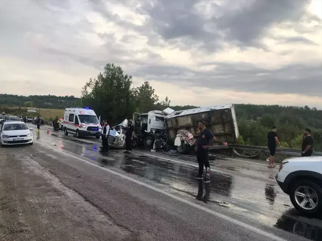 Kadirli'de Kamyon ile Otomobil Çarpışması: 2 Ölü, 4 Yaralı