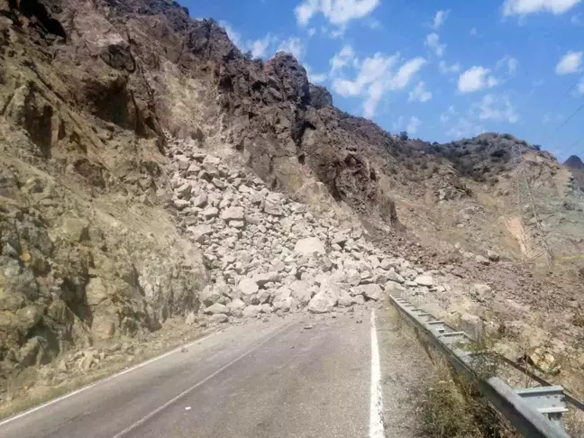 Erzurum'da sağanak yağış heyelana neden oldu