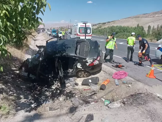 Darende'de Otomobil Menfeze Çarptı: 3 Ölü, 1 Ağır Yaralı