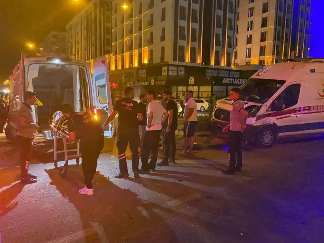 Mardin'de Ambulans ile Otomobil Çarpıştı: 6 Yaralı