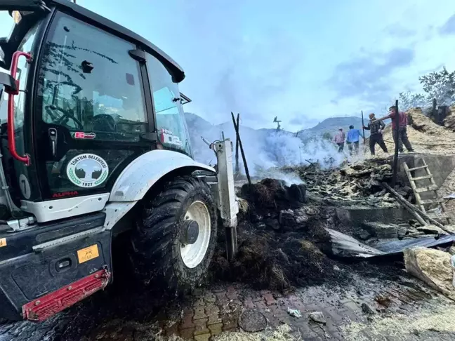 Erzurum'un Tortum ilçesinde çıkan yangında 2 ev, 1 samanlık ve 1 ahır küle döndü