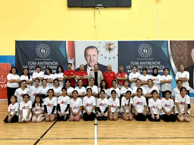 Ağrı'da 'Fabrika Voleybol' ile genç kızlar yeteneklerini keşfediyor