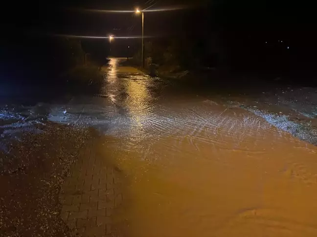 Çorum'un Sungurlu ilçesinde sağanak ve dolu nedeniyle evler su bastı