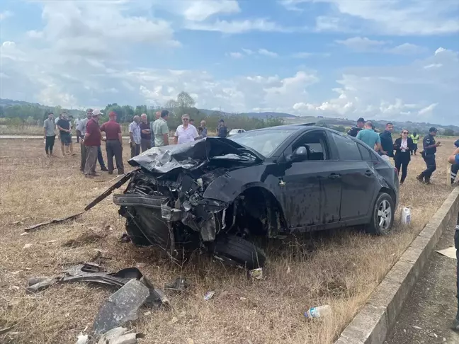 Sakarya'da Otomobil Çarpışması: 1 Ölü, 1 Yaralı