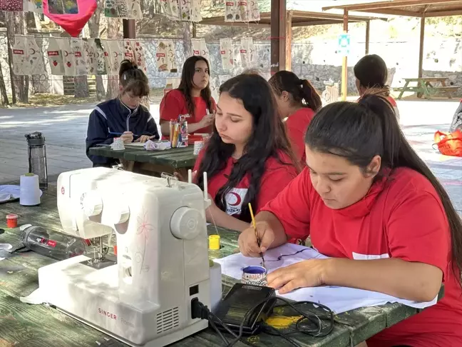 Depremzede öğrenciler Kızılay'ın Çamkoru Kampı'nda buluştu