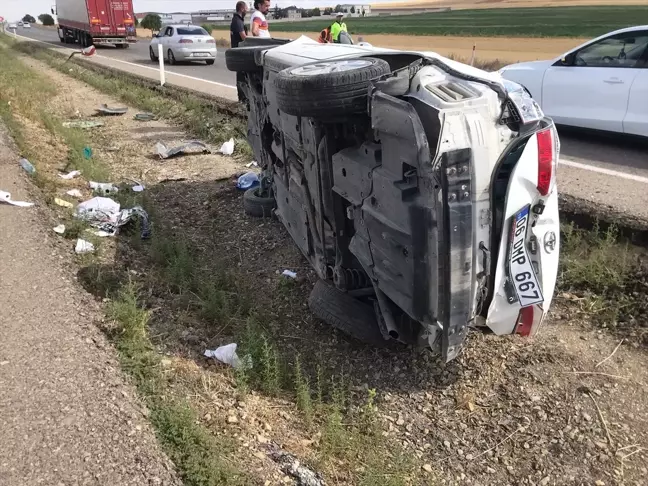 Kırşehir'de otomobil refüje devrildi, 1'i bebek 5 kişi yaralandı