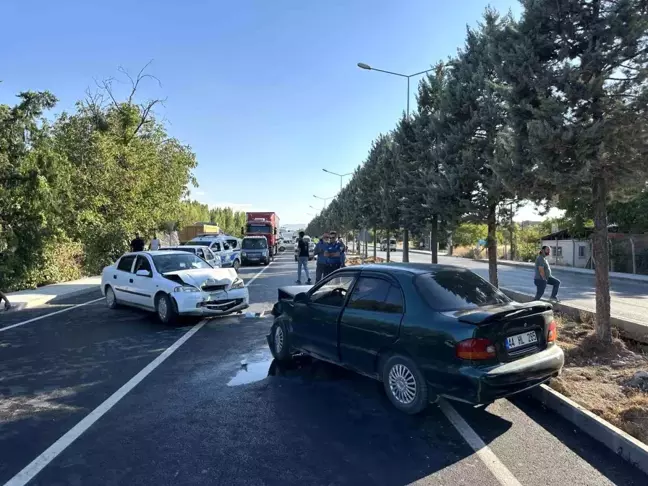 Malatya'da 3 aracın karıştığı zincirleme trafik kazasında 3 kişi yaralandı