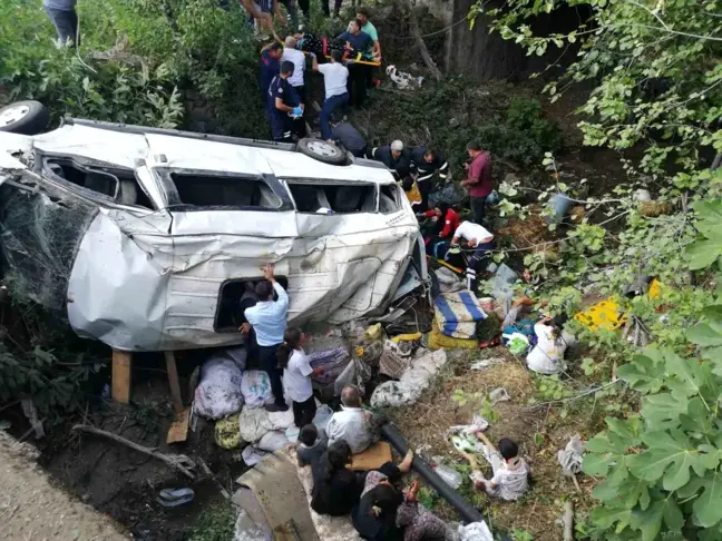 Tokat'ta fındık işçilerini taşıyan minibüs şarampole devrildi