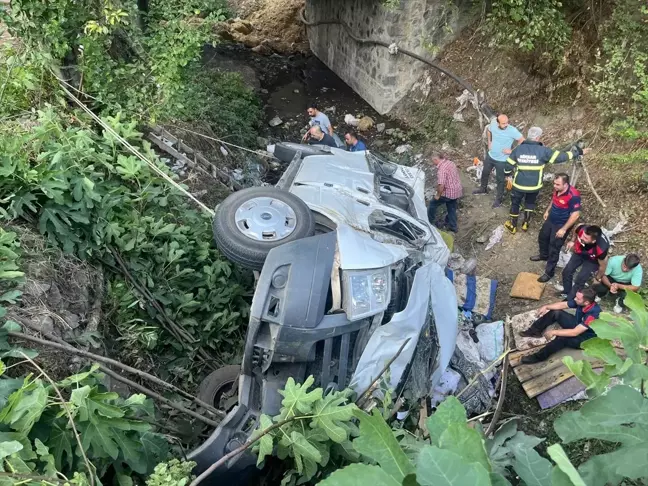 Tokat'ın Niksar ilçesinde minibüs devrildi: 20 kişi yaralandı