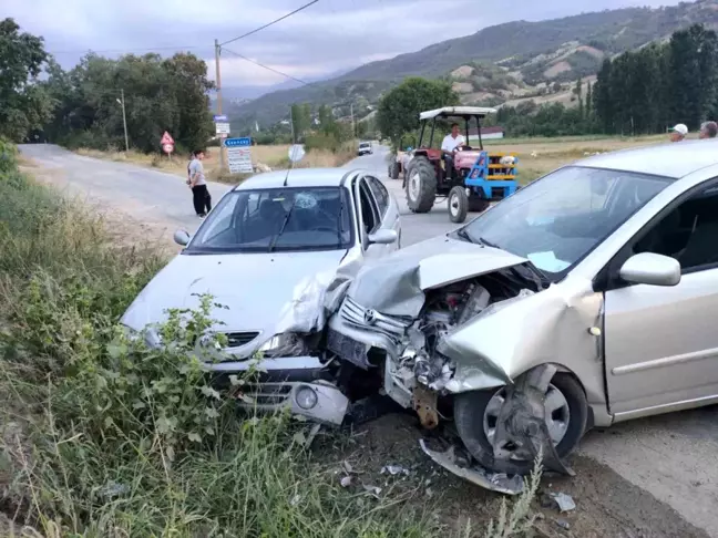 Amasya'da kafa kafaya çarpışan otomobillerde 5 kişi yaralandı