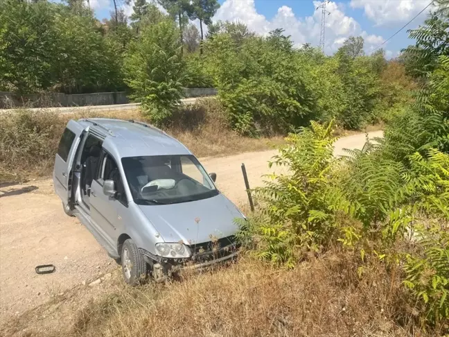 Bilecik'te Ticari Araç Şarampole Devrildi: 3 Yaralı