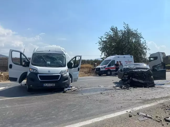 Gaziantep'te Kamyonetle Otomobil Çarpıştı: 3 Yaralı