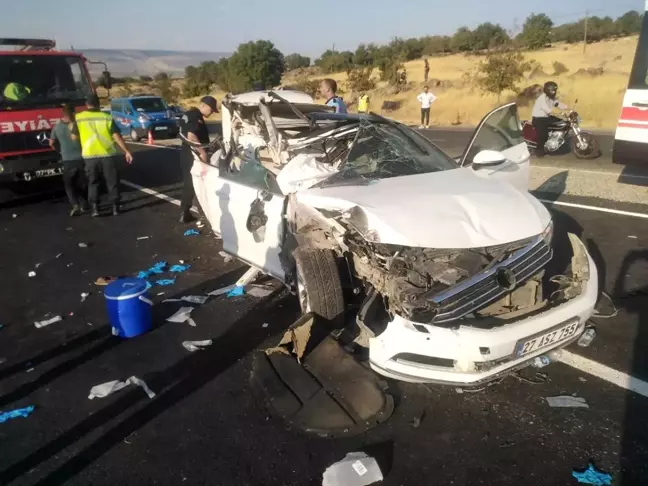 Gaziantep'te Otomobilin Kamyona Arkadan Çarpması Sonucu Feci Kaza: 2 Kardeş Hayatını Kaybetti