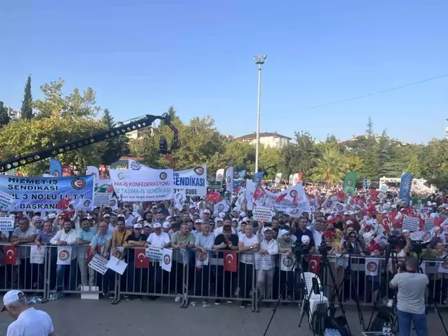 Hak-İş Konfederasyonu Kocaeli'de Miting Düzenledi: Vergide Adalet ve Sendikal Haklar Talep Edildi