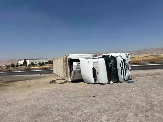 Mardin'de tır devrildi, 2 kişi yaralandı