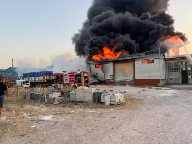 Bandırma'da strafor imalatı yapılan iş yerinde yangın çıktı