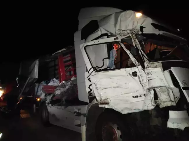 Çorum'da tır otobüse çarptı, sürücü yaralandı