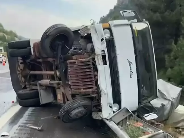 Adana'da trafik kazasında 2 kişi yaralandı