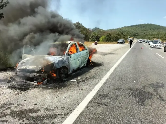 Balıkesir'de otomobil yangını ormanlık alana sıçradı