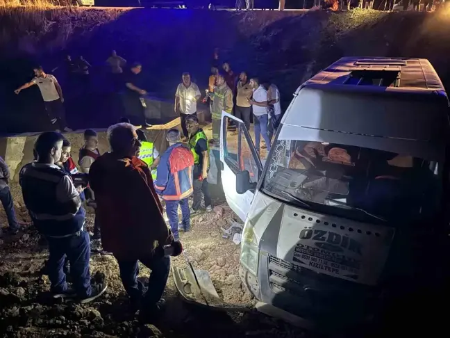 Mardin'de tarım işçilerini taşıyan minibüs devrildi, 21 kişi yaralandı