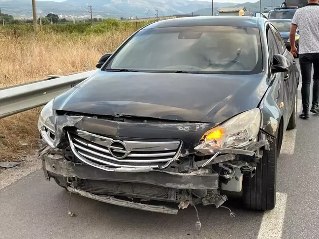 Sakarya'da otobüs ve otomobil çarpıştı, 1 kişi yaralandı