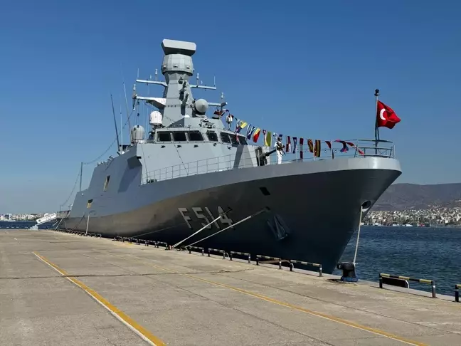 İzmir'in kurtuluşunun 102. yıl dönümünde TCG Sancaktar ve TCG Kınalıada gemileri ziyarete açıldı